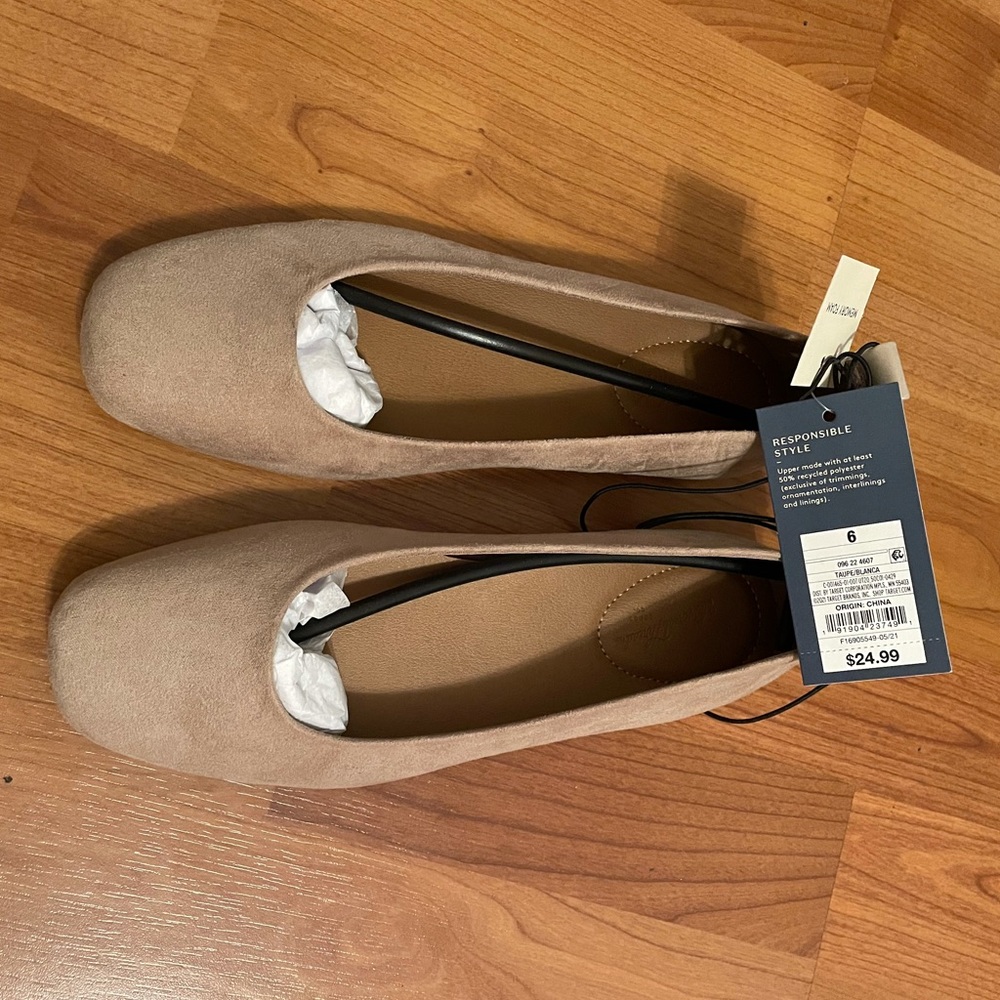 NWT Universal Thread Blanca Flats in Taupe Size 6